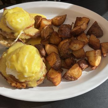Grateful Dedham Diner - Eggs benny with tomato added on - Breakfast & Brunch Near Me - Dedham, Massachusetts