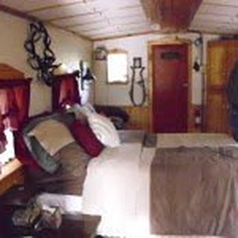 Livingston Junction Cabooses - Sleeping area at one end of the caboose. TV cabinet houses the radio/cd player. The TV gets no signal, movies only - Guest Houses Near Me - Eureka Springs, Arkansas