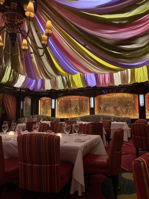 Le Cirque by null