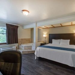 Travelodge by Wyndham Livingston - Suite