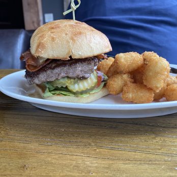Waterline Pub - Helm Burger - Pubs Near Me - Ilwaco, Washington