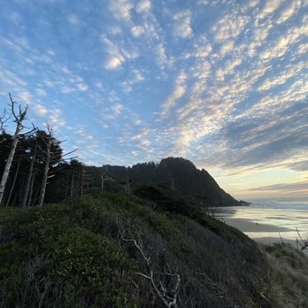 Hobbit Beach Trailhead - Hobbit Beach in the background. - Beaches Near Me Hobbit Beach Trailhead - Hobbit Beach in the background. - Beaches Near Me