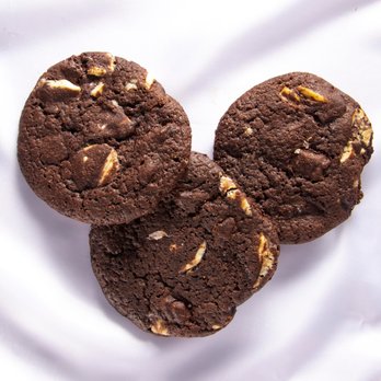 Mariah's Cookies - three cookies on a plate - Desserts Near Me Mariah's Cookies - three cookies on a plate - Desserts Near Me