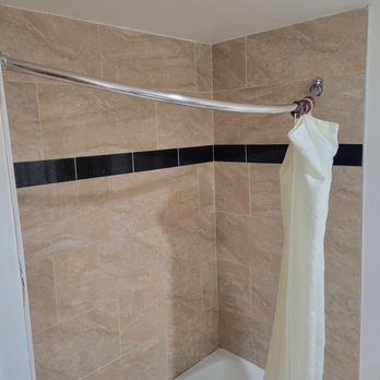 Starlight Inn - Shower curtain rod falling out of the wall. - Hotels Near Me - Canoga Park, California