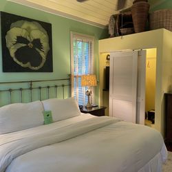 Pineapple Point Guest House - Room 10: King Bed