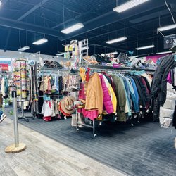 Platos Closet - Very well maintained and organized store.