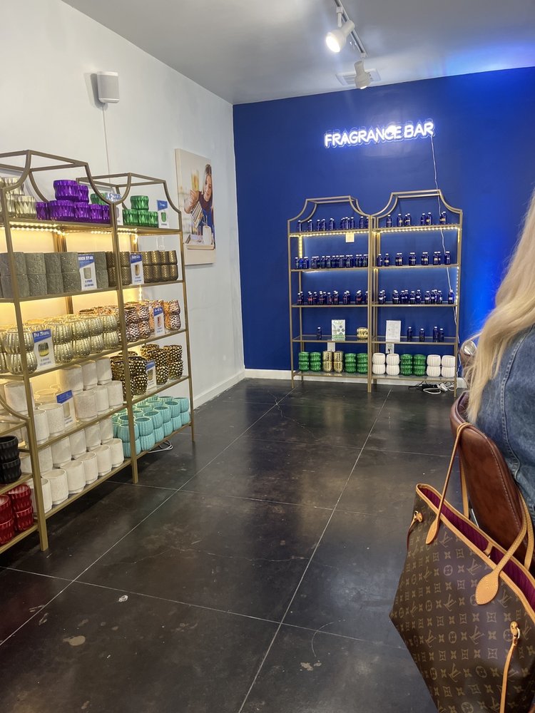 THE BOUGIE BAR 711 Jefferson Hwy, Baton Rouge, Louisiana Paint