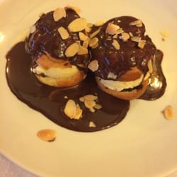 La Casserole - Profiteroles com calda quente de chocolate