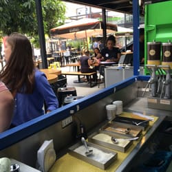 Container Food Market - Pátio aberto para almoçar!