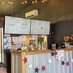 Bubba J's BBQ - This is what you are greeted with as you arrive... friendly service, and smiles...