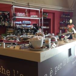 La Bottega Errante - Bancone del bar pieno di alzatine in vetro colme di biscottini vari gusti, muffin al cioccolato e panini... yum...