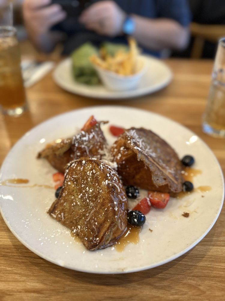 Broken Yolk Cafe - Photo 3