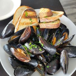 Boathouse Bistro - Mussels in white wine and garlic