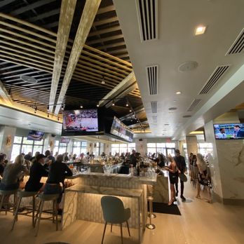 Moxies - Bar during Sunday brunch - Lounges Near Me - Miami, Florida