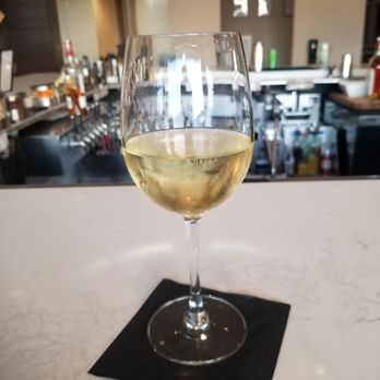 AC Hotel Jackson Ridgeland - Glass of Spanish blanco - Hotels Near Me - Ridgeland, Mississippi