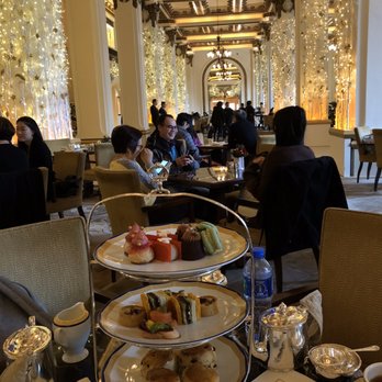 香港半島酒店 - afternoon tea with peninsula hotel in background - Hotels Near Me - Hong Kong, HK