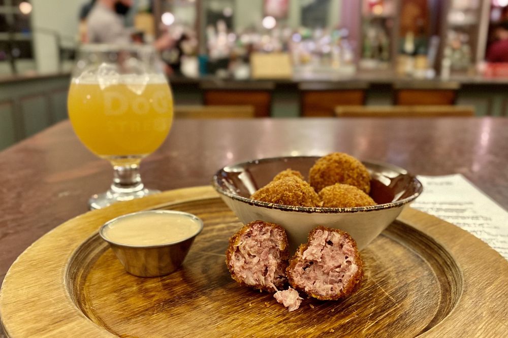 DOG STREET PUB Updated September 2024 473 Photos & 828 Reviews 401 W Duke Of Gloucester St