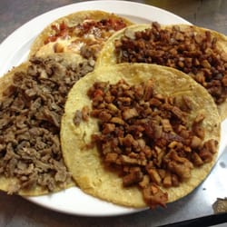 Pastor, Bistec y chorizo con queso (muy bueno). Como buen mexicano, uno no puede hacerle el feo a un taco.