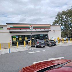 7-Eleven - On the road to visit friend on the east coast of Florida. Que Willie Nelson's "On The Road Again'