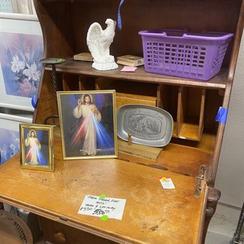 Methodist Thrift Shop - Fun desk - Thrift Stores Near Me - Oakhurst, California Methodist Thrift Shop - Fun desk - Thrift Stores Near Me - Oakhurst, California