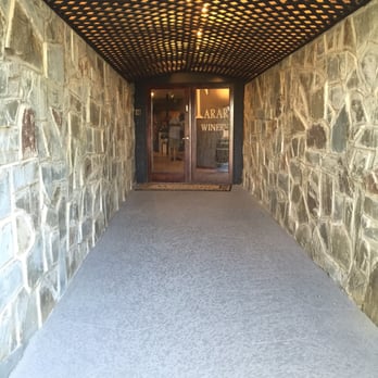 Tarara Winery - Entrance to tasting room - Wineries Near Me - Leesburg, Virginia
