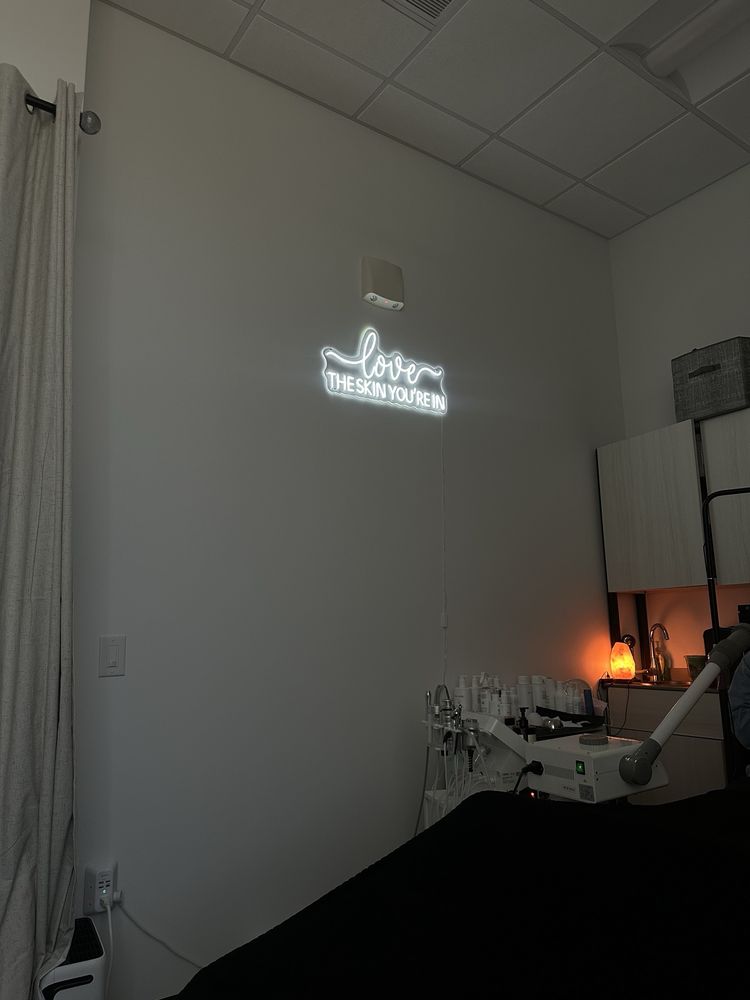 Skin By Marie LV Logo