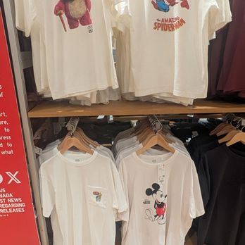 Uniqlo - Graphic t-shirts - Women's Clothing Near Me - Brampton, Ontario