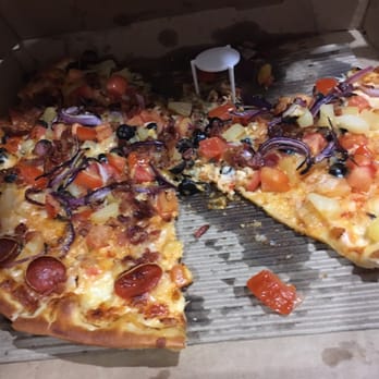 Round Table Pizza - All the toppings on one side/pizza wasn't sliced correctly - Pizza Near Me - Oakley, California