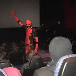 UCI Cinemas - Anteprima Deadpool. Controfigura e stuntman di Deadpool. Mancano i muscoli (e le mutande) ma è lui.