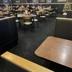 Buffalo Wild Wings - Dirty empty place
