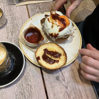 The Black Penny - Breakfast sandwich with sausage and fried egg - Cafes Near Me - London, XGL