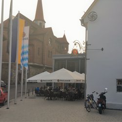 Wirtshaus Scheerer-Mühle - Biergarten vor der Kirche
