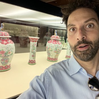 Museu Calouste Gulbenkian - Me, with Qing vases - - Museums Near Me - Lisbon, 11