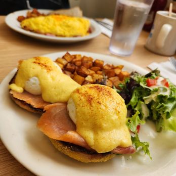 Aloha Kitchen - Smoked salmon benedict - Breakfast & Brunch Near Me - Honolulu, Hawaii