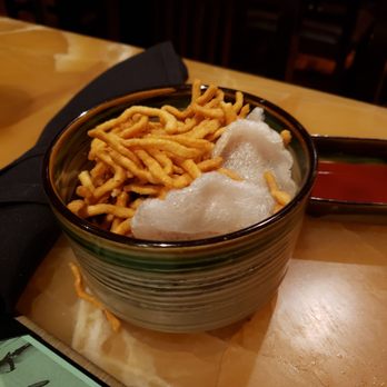 Jade Restaurant - Complimentary noodles and rice crisp. - Sushi Bars Near Me - Long Beach, California