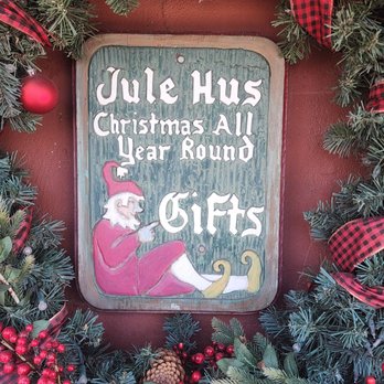 Jule Hus - Outdoor wreath - Holiday Decorations Near Me - Solvang, California Jule Hus - Outdoor wreath - Holiday Decorations Near Me - Solvang, California