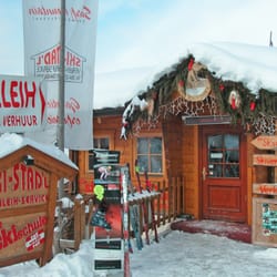 Skischule Rot Weiß Rot - Büro Skischule Alpendorf 11a mit Skistadl für Skiverleih, Verkauf und Service