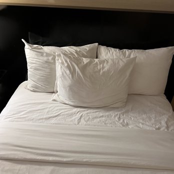 Grande Rockies Resort - Bed - Resorts Near Me - Canmore, Alberta