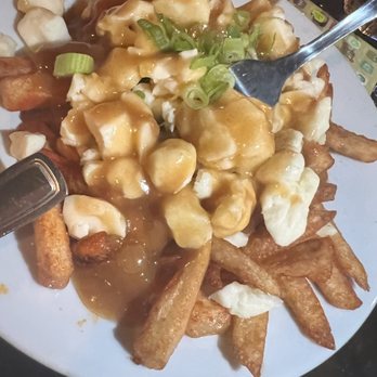 Moose Bawr - a plate of french fries and macaroni and cheese - Pubs Near Me - Montreal, Quebec