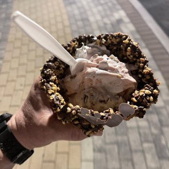 Cold Stone Creamery - a hand holding a scoop of ice cream - Ice Cream & Frozen Yogurt Near Me - Coconut Creek, Florida Cold Stone Creamery - a hand holding a scoop of ice cream - Ice Cream & Frozen Yogurt Near Me - Coconut Creek, Florida