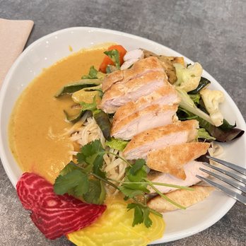Rabano - Thai Chicken with curry sauce - New American Near Me - Santa Monica, California