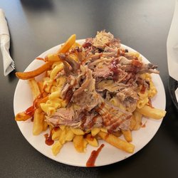 Fries had mac & cheese, pulled pork, & bbq sauce.