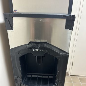 Grand Vista Hotel - One of two broken ice machines on the second floor of this filthy building - Hotels Near Me - Simi Valley, California