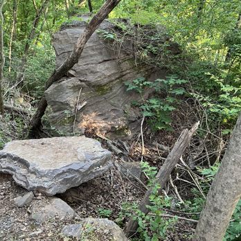 Fort Dickerson Park  - Big boulders along the path. The wrong path for my intended destination! - Parks Near Me - Knoxville, Tennessee