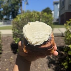 Cinnamon roll $6 (instagram: @issa.cheatday) Rating: GOOD