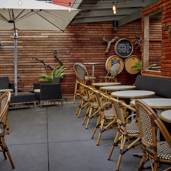 Feast On Hampton - Feast Wine Bar Courtyard - Delis Near Me - Hampton, VIC Feast On Hampton - Feast Wine Bar Courtyard - Delis Near Me - Hampton, VIC