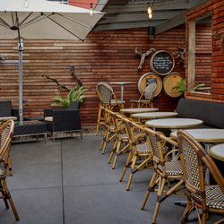 Feast On Hampton - Feast Wine Bar Courtyard