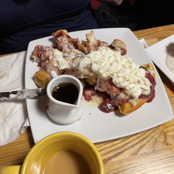 Darbi's Cafe - Waffle with strawberries - American Near Me - Pinetop, Arizona