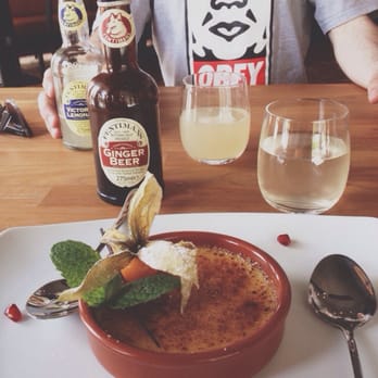 Bistro Santinka - Creme brullee s granatovym jablkem,physalis a vanilkou - Bistros Near Me - Prague, Puerto Rico