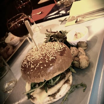 La Dinette - Le Vesoul : pain brioché + confit de figues + steak + oignons caramélisés + cantal + roquette = perfect ! - Burgers Near Me - Lille, 59